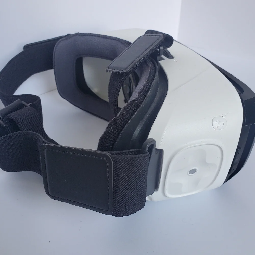 Samsung Gear VR, Virtual Reality Headset, Powered by Oculus